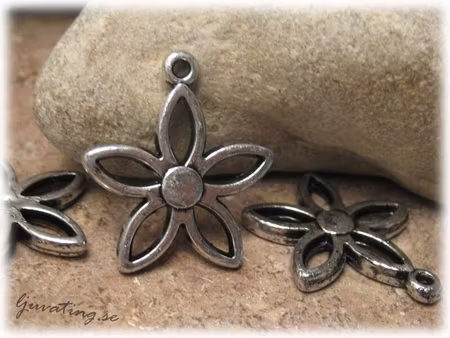 Berlock/hänge blomma i acryl ca 26x23 mm