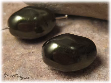 Mörk olivgrön vaxad stor glaspärla ca 19x14 mm
