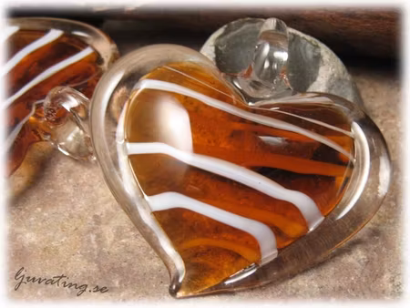 L-work stort glashänge hjärta i topaz ca 48x50 mm