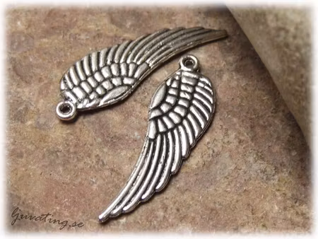 Berlock/hänge vinge i antik silver ca 30x10 mm