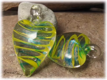 L-work glashänge lime/gult/blått hjärta ca28x43 mm