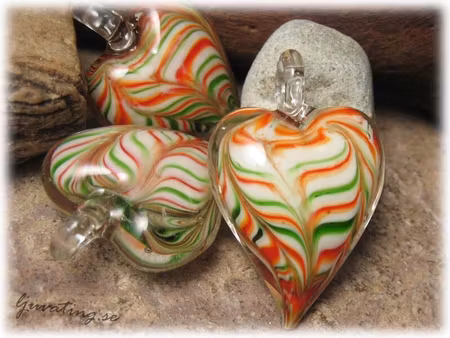 L-work glashänge grönt/rött hjärta ca 29x46 mm