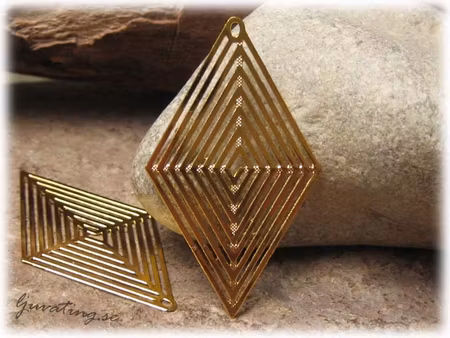 Rombformad guldpläterad ca 37x22 mm