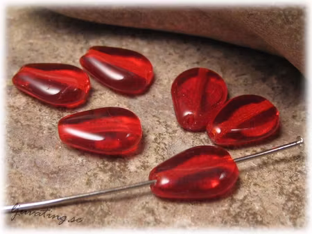 Röd droppe glaspärla 10-pack ca 10x8 mm