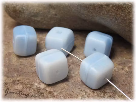Ljusblå/vit melerad kub glaspärla 6-pack ca 8x8 mm