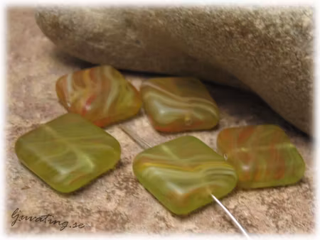 Grönmelerad kvadrat glaspärla 4-pack ca 12x12 mm