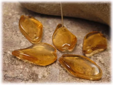 Blad lite vridet topaz glaspärla 10 st ca 18x11 mm