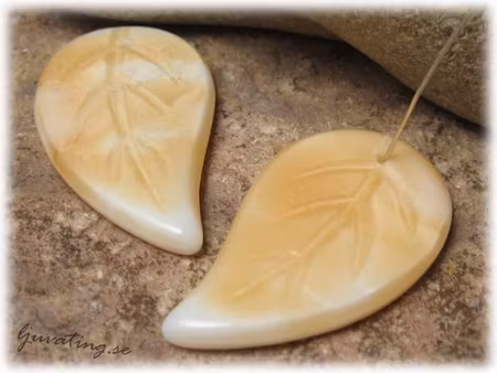 Stort opak melerat blad ca 35x21 mm