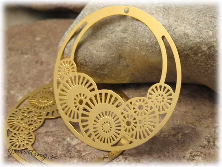 Rund med cirklar guldpläterat ca 40 mm