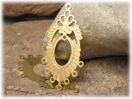 Oval med detaljer guldpläterat ca 38x18 mm