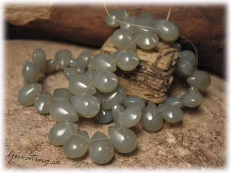 Grågrön opak droppe glaspärla 10-pack ca11x8mm