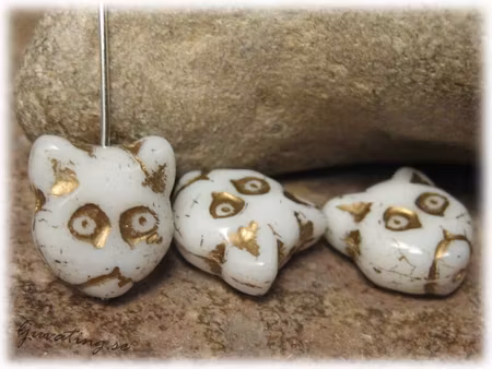 Kattansikte med gulddekor ca 12x12 mm