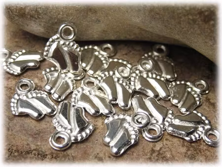 Berlock små fötter silverfärgad metall ca 11x9 mm
