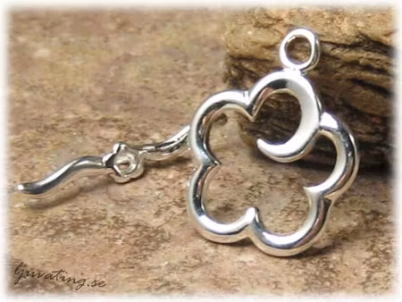 Toggle lås blomma silverpläterat ca 25x19 mm