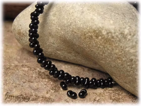 Svart opak farfalle pärla ca 4x2 mm