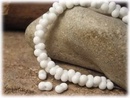 Vit opak farfalle pärla ca 6x4 mm