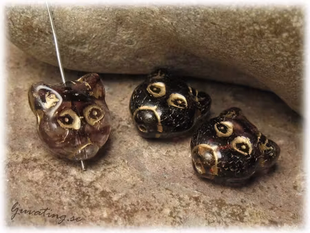 Kattansikte violett med gulddekor ca 12x12 mm