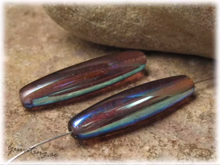 Lång risformad violett med AB lyster ca 26x6 mm