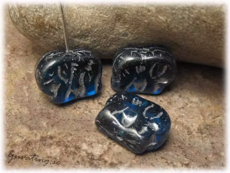 Söt blå elefant med silverdekor ca 12x10 mm