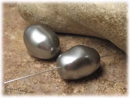 Ljus silvergrå vaxad glaspärla ca 16x12 mm