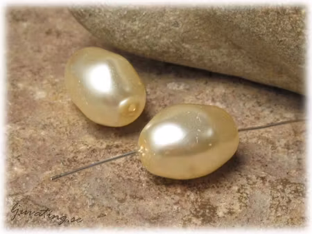 Antikvit vaxad glaspärla ca 16x12 mm