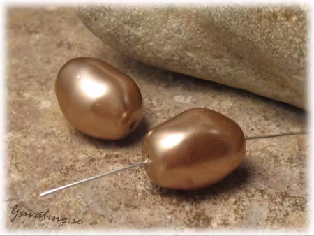 Guldnougat vaxad glaspärla ca 16x12 mm