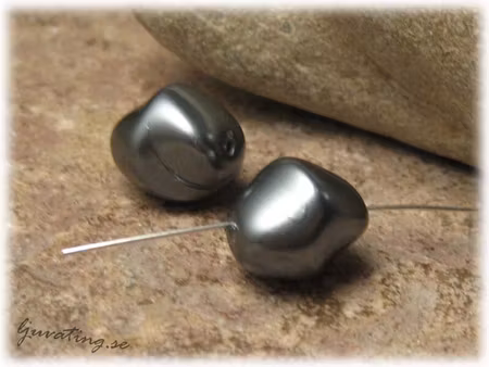 Gråsvart vaxad glaspärla ca 13x11 mm