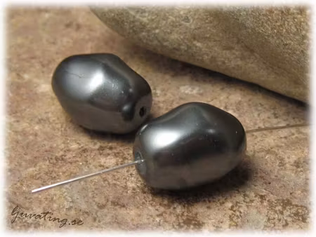 Gråsvart vaxad glaspärla ca 16x12 mm