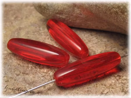 Stor röd kantig risformad glaspärla ca 22x7 mm