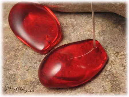 Stor röd pärla ämnat som hänge ca 29x19 mm