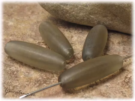 Risformad matt frostad grågrön pärla ca 22x8 mm