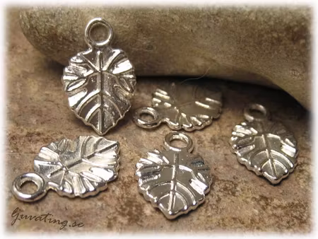 Berlock ådrat löv silverfärgad metall ca18x11 mm