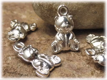 Berlock nalle i silverfärgad metall ca 16x10 mm