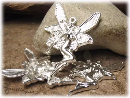 Stor fe i silverfärgad metall ca 30x43 mm