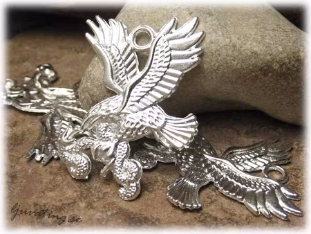 Stor örn i ljus silverfärgad metall ca 46x35 mm