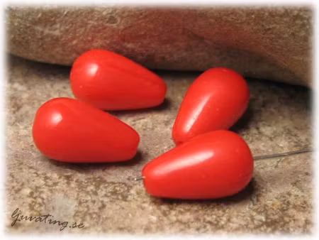 Droppe opak röd glaspärla ca 12x8 mm