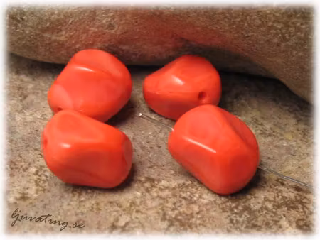 Kantig glaspärla orangeröd ca 12x9 mm