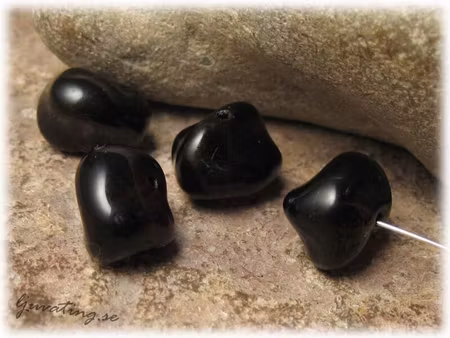 Mörk plommon nuggets glaspärla 4-pack ca 12x9 mm