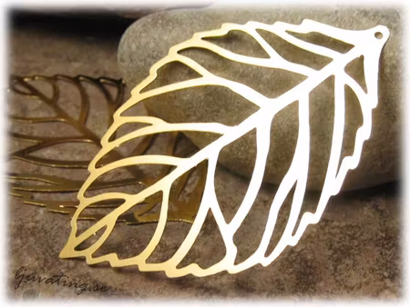 Ådrat stort löv guldpläterat ca 65x41 mm