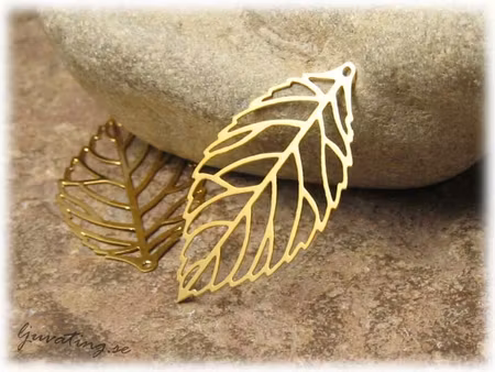 Ådrat mindre löv guldpläterat ca 34x20 mm