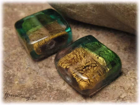 Grön/gyllenbrun kvadrat silverfoil ca 17x17 mm