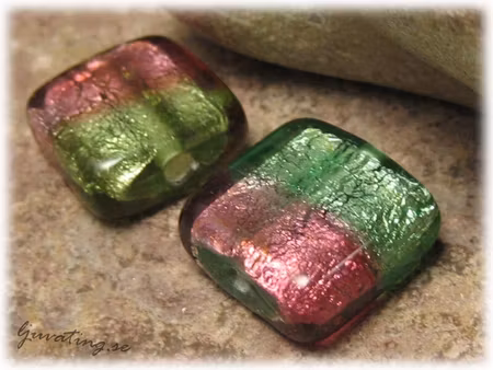 Grön/vinröd kvadrat silverfoil ca 17x17 mm