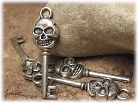 Döskalle nyckel berlock hänge i metall ca 33x9 mm
