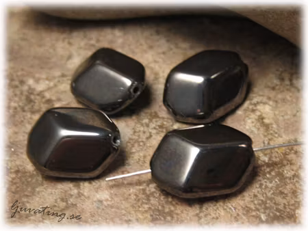 Rombformad hematitfärgad glaspärla ca 14x10 mm