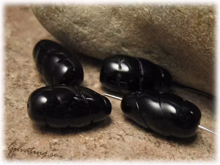 Svart med ränder ca 16x8 mm