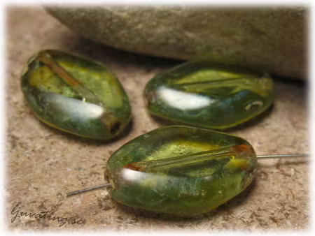 Grön med melerad kant ca 18x12 mm