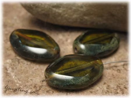 Mörk olivgrön med melerad kant ca 18x12 mm