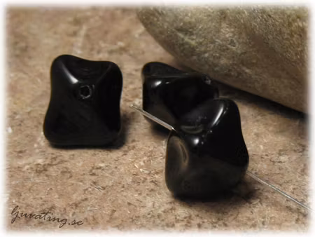 Svart vingkantig glaspärla ca 15x11 mm