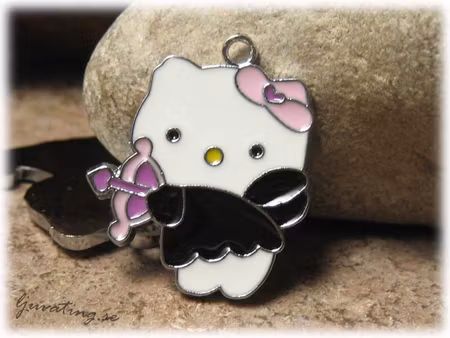 Hello Kitty svart med pil ca 23x19 mm
