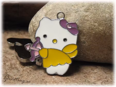 Hello Kitty gul med pil ca 23x19 mm